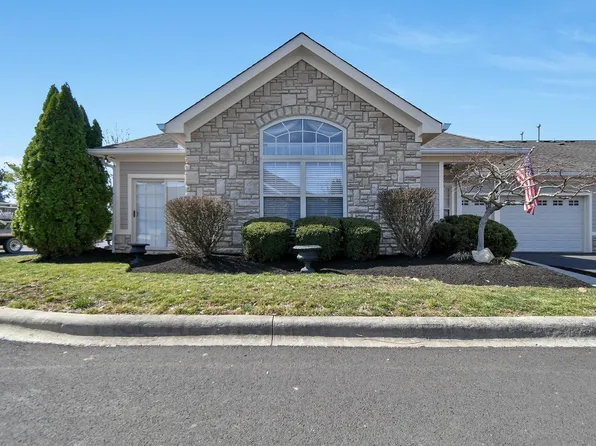 902 Villas Dr, Pataskala, OH 43062