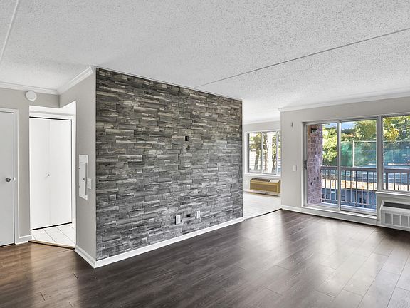 3rd image of 121 Wellington Ct #4X