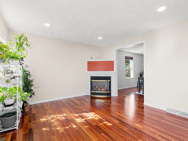 9 Rhodes St — Photo 11