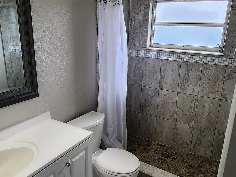 233 SW 47th St — Photo 7