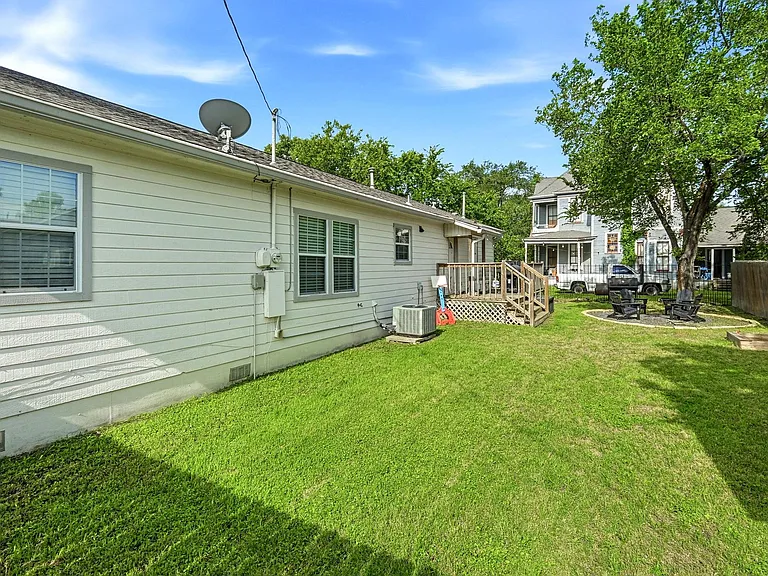 1104 W 7th St — Photo 14