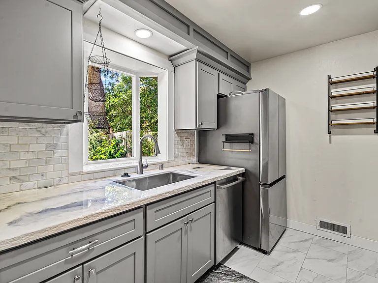1087 Lariat Ln — Photo 10