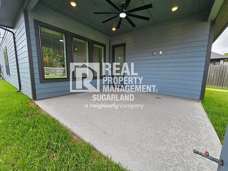 1414 Emma Lake Dr — Photo 29