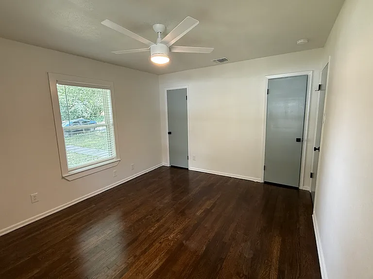 409 Sarah St — Photo 13