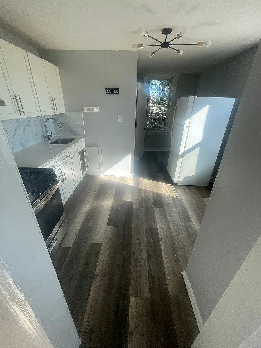 Building Photo - 144 Clendenny Ave #3R