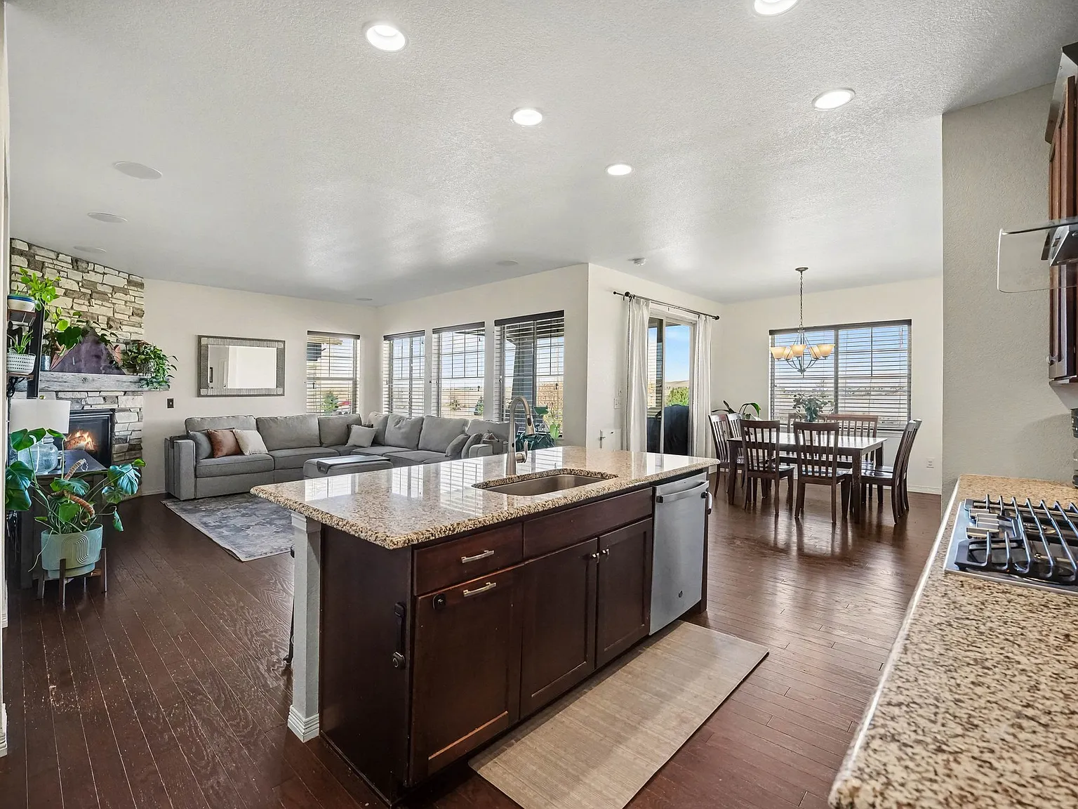 3 bed, 3582 sqft, $3,400 — Photo 3
