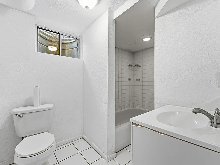 1717 Clinton St — Photo 26