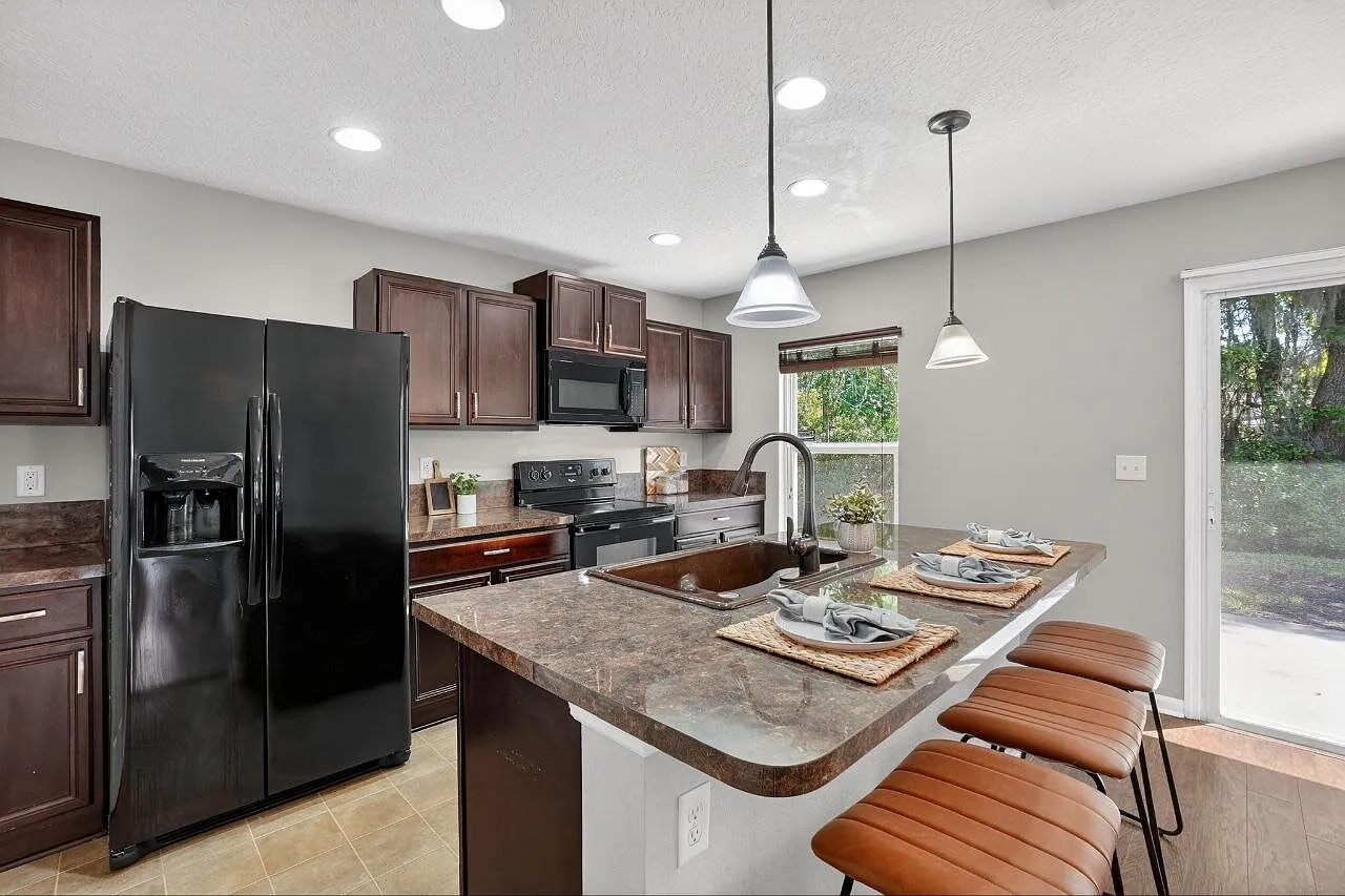 3 bed, 2.0 bath, 1628 sqft, $1,850 — Photo 3