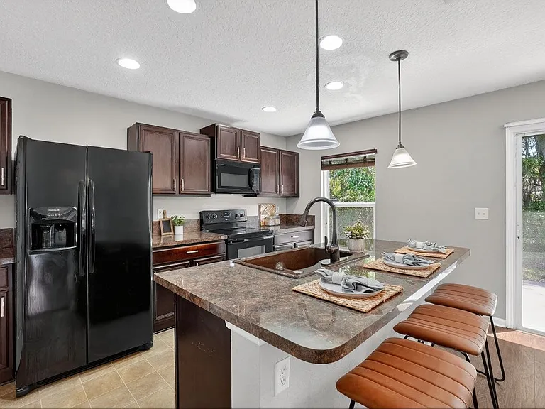12190 Alexandra Dr — Photo 3