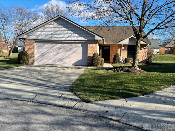 207 Whispering Wind Ct, Englewood, OH 45322