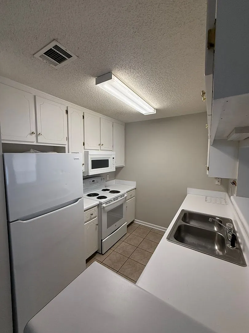 Available Now- 114 Baldwin — Photo 2