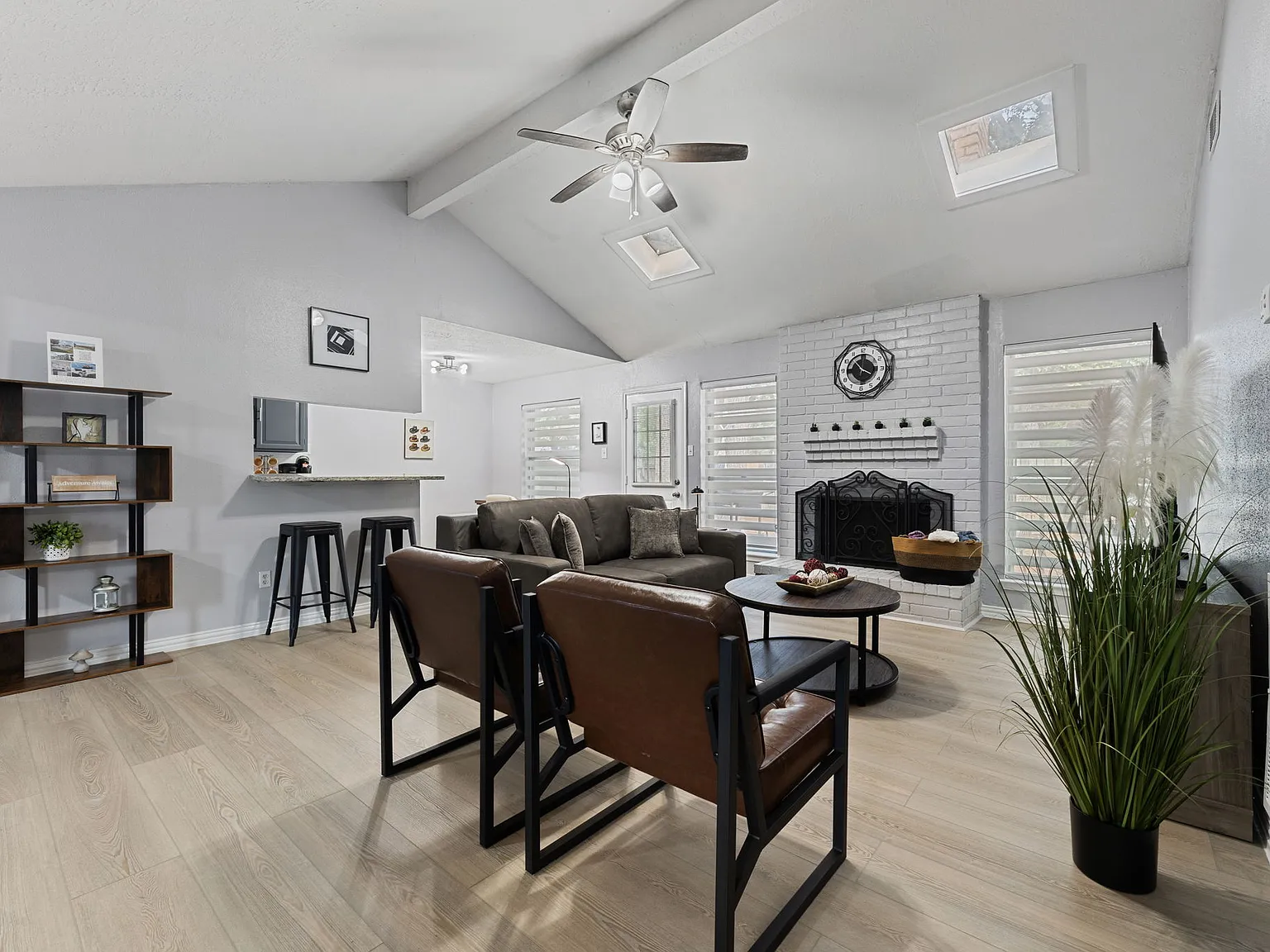 3 bed, 1576 sqft, $4,490 — Photo 4