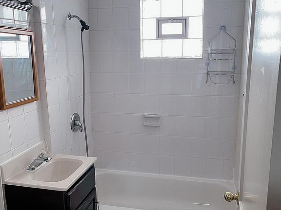 4th image of 2733 N Artesian Ave #2