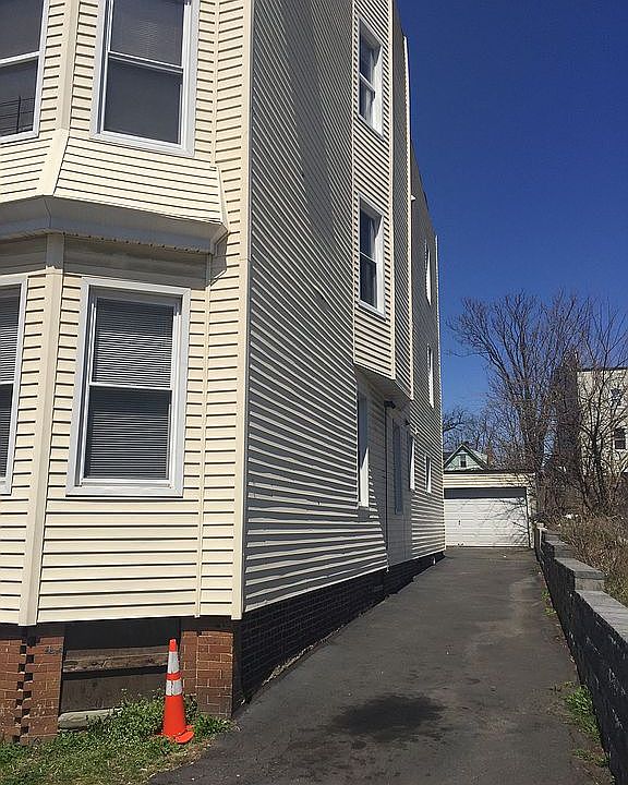 Side and driveway with detac