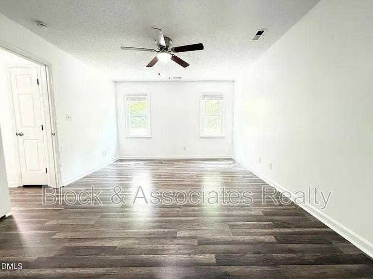 401 Holly Berry Ln — Photo 16