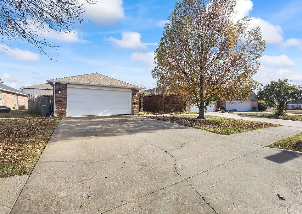 1st image of 716/718 N Daisy Ln
