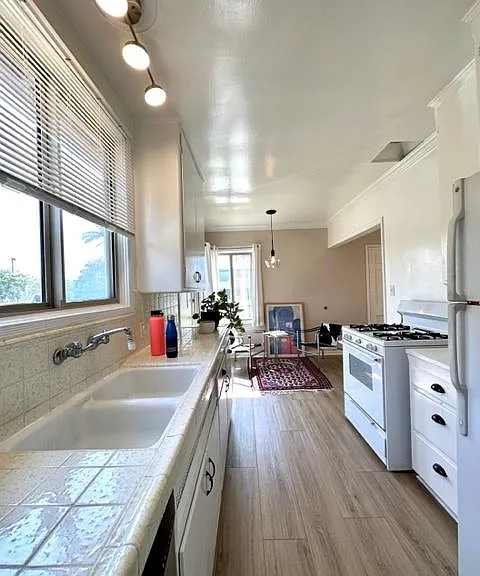 2129 Stewart St #2129 — Photo 7