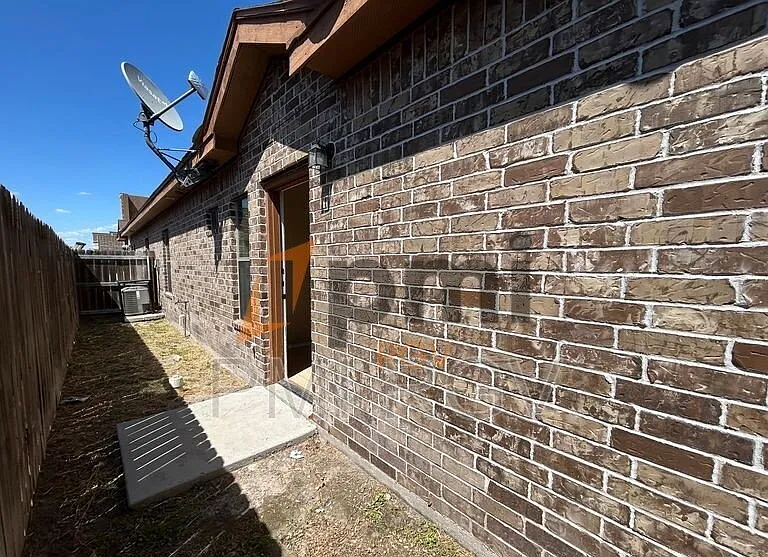 2708 Primrose #4 — Photo 17