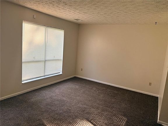 3rd image of 165 Hunters Ln #B
