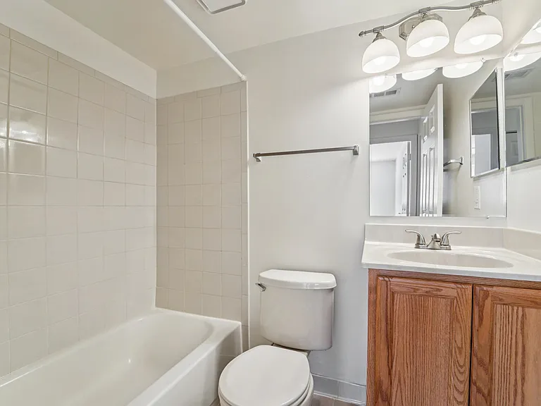 2BR, 1.5BA - 939SF - Vacant - Bathroom