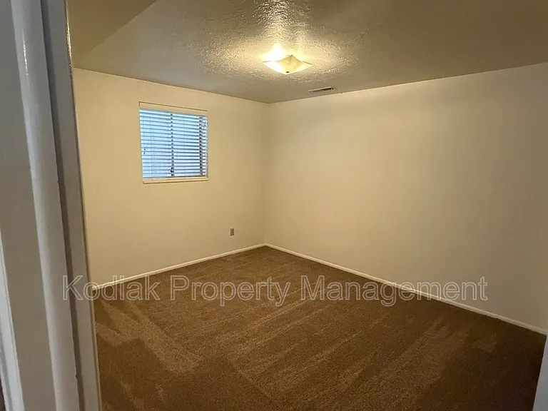 652 E 1700 S — Photo 9