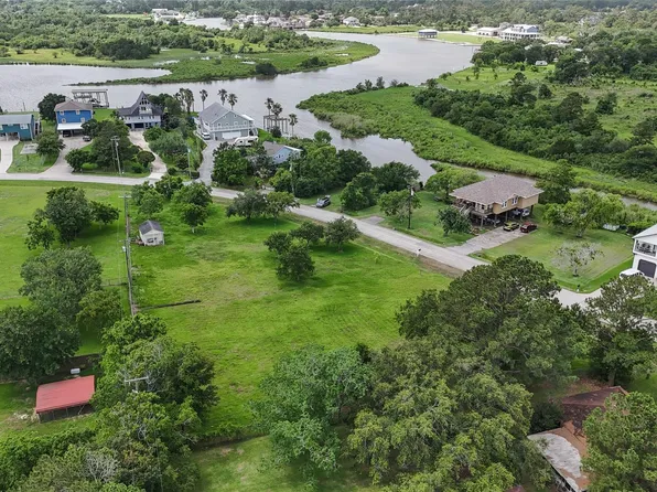 4203 Scenic Dr, Dickinson, TX 77539