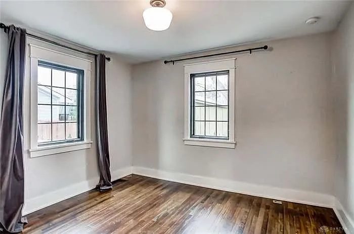 327 W Davis St — Photo 30