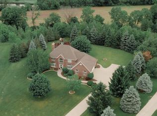 1770 Creek Ridge Ct, Cedarburg, WI 53012
