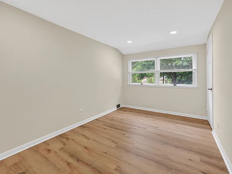 1120 Greenbriar Rd — Photo 4
