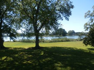 166 Hardings Wharf Dr, Kilmarnock, VA 22482