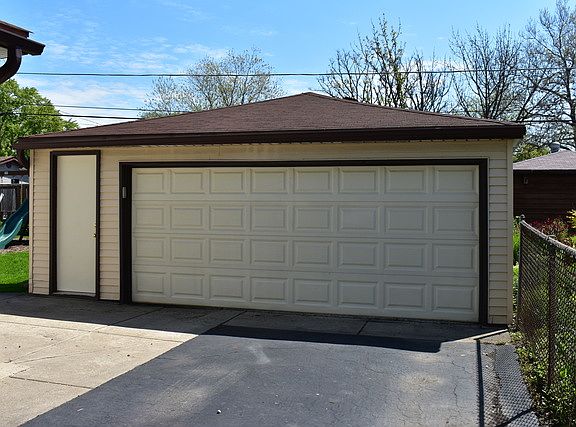 3rd image of 343 N 2nd Ave