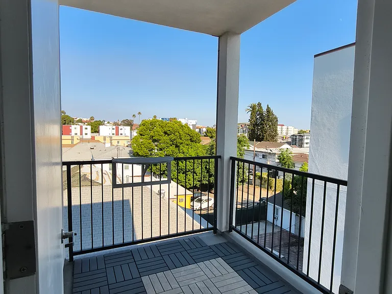 1280 W 37th Pl #A4N — Photo 2