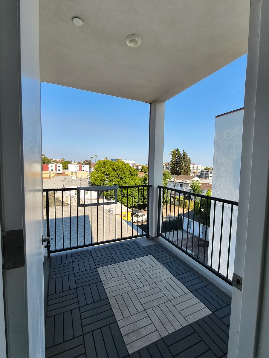 Building Photo - 1280 W 37th Pl #A4N