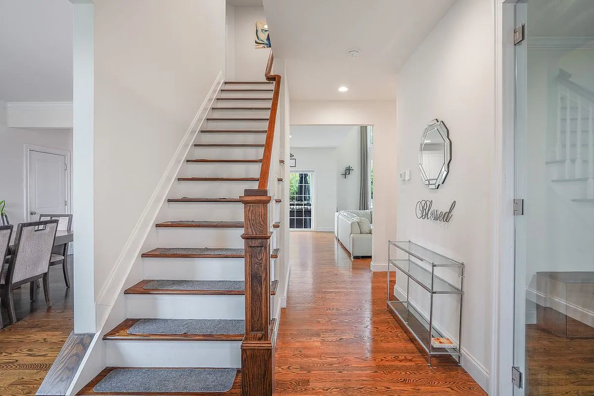 4 bed, 2.5 bath, 2694 sqft, $4,500 — Photo 3