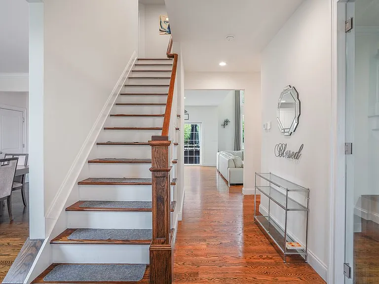 149 Stratford Dr — Photo 3