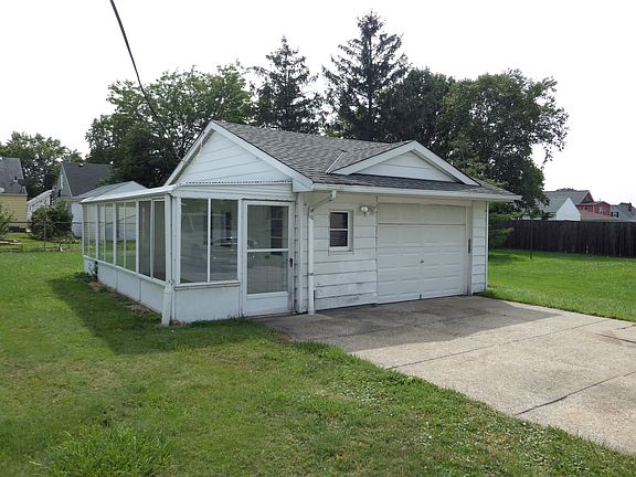 Garage w/3-season room