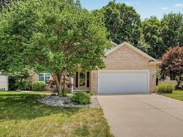 3015 S Wooddale Dr, Jackson, MI 49203