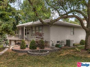 1127 Coach Rd, Papillion, NE 68046