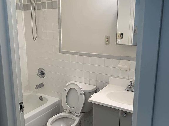 2nd image of 3032 31st St APT 4A