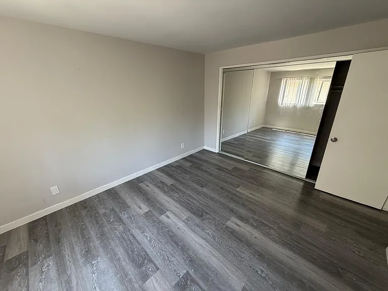 5354 Yarmouth Ave — Photo 8