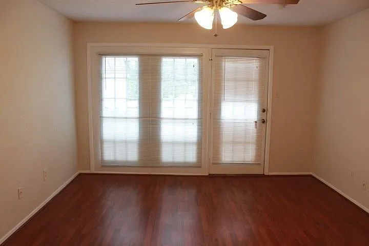 2 bed, 1012 sqft, $1,600 — Photo 3