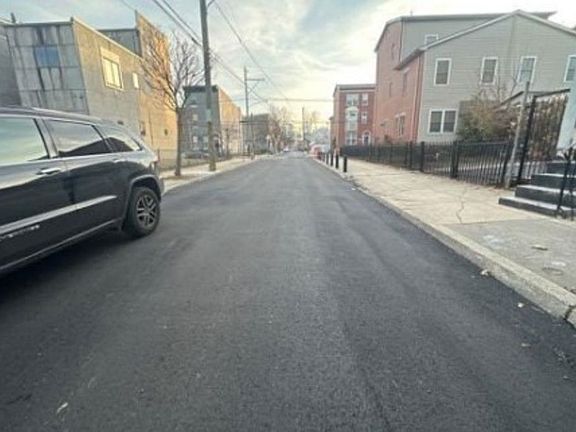 Exterior Neighborhood (street photo)