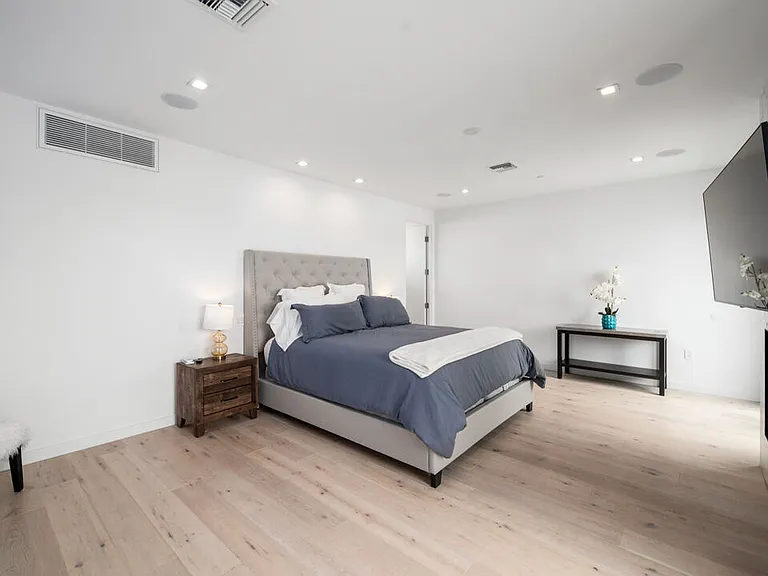 2435 S Penmar Ave — Photo 14