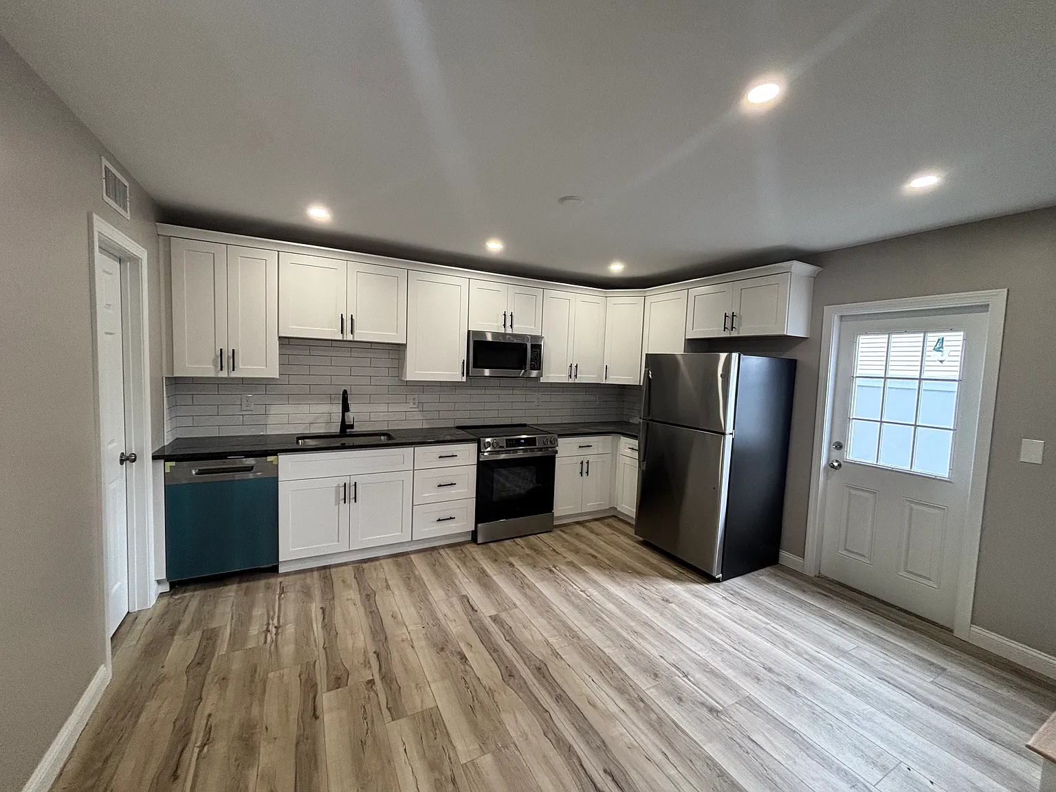 2 bed, 900 sqft, $2,300 — Photo 4