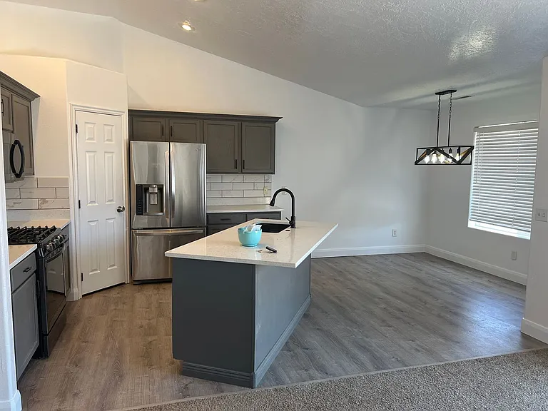 420 W 2000 N — Photo 2