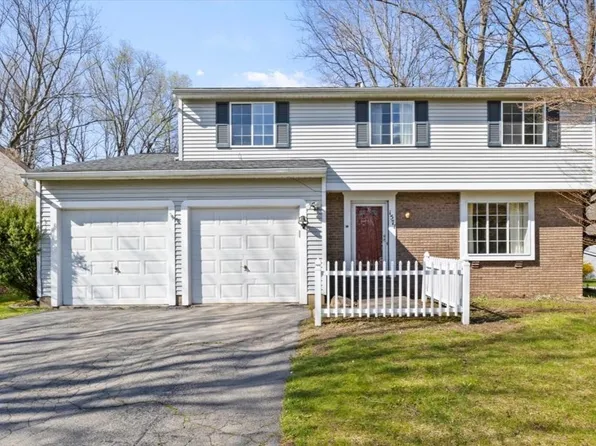 1571 Wakerobin Ct, Walworth, NY 14568