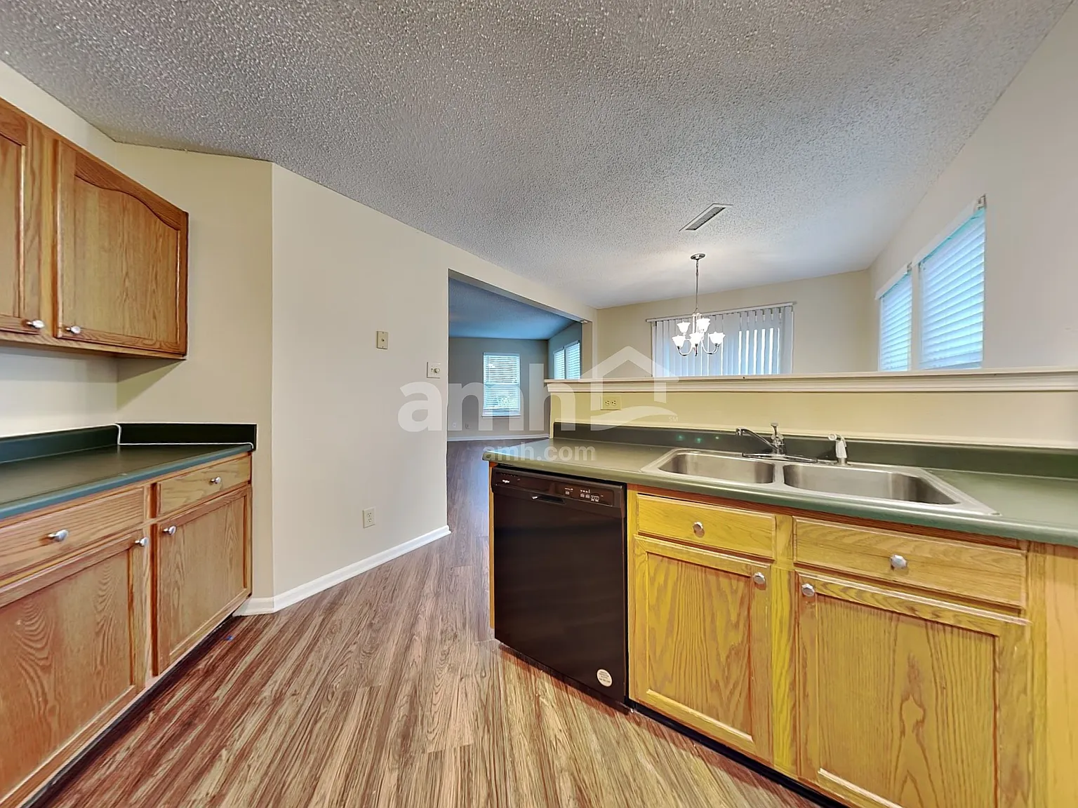 3 bed, 2.5 bath, 2359 sqft, $2,160 — Photo 4