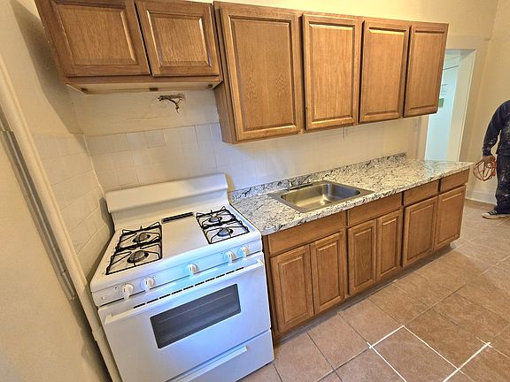 2nd image of 566 Parkside Ave #B5