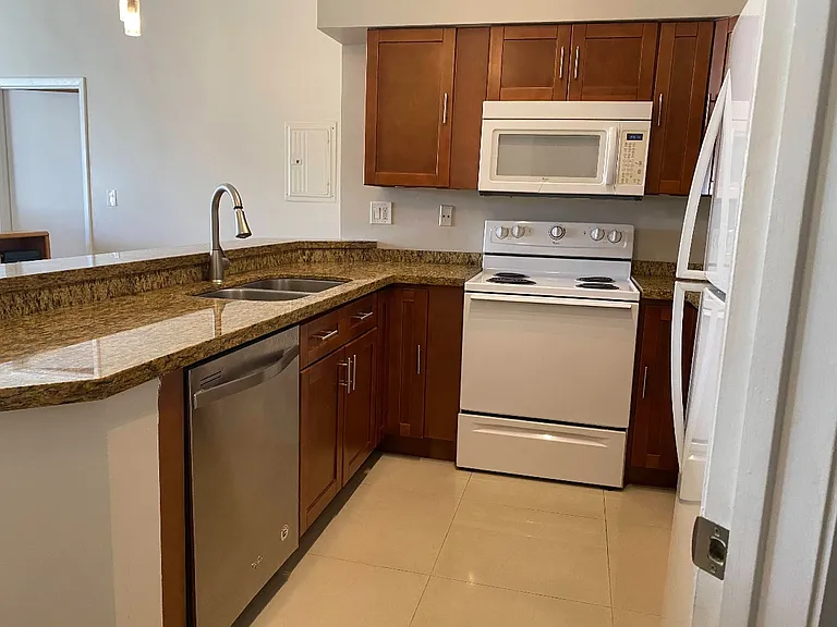 2445 SW 18th Ter #922 — Photo 4