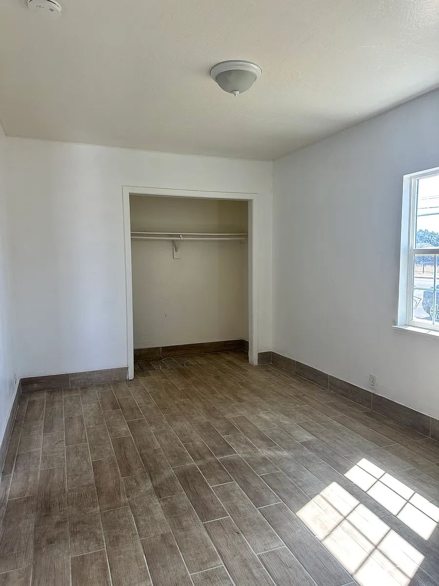 Building Photo - 240 E Hanford Armona Rd #A